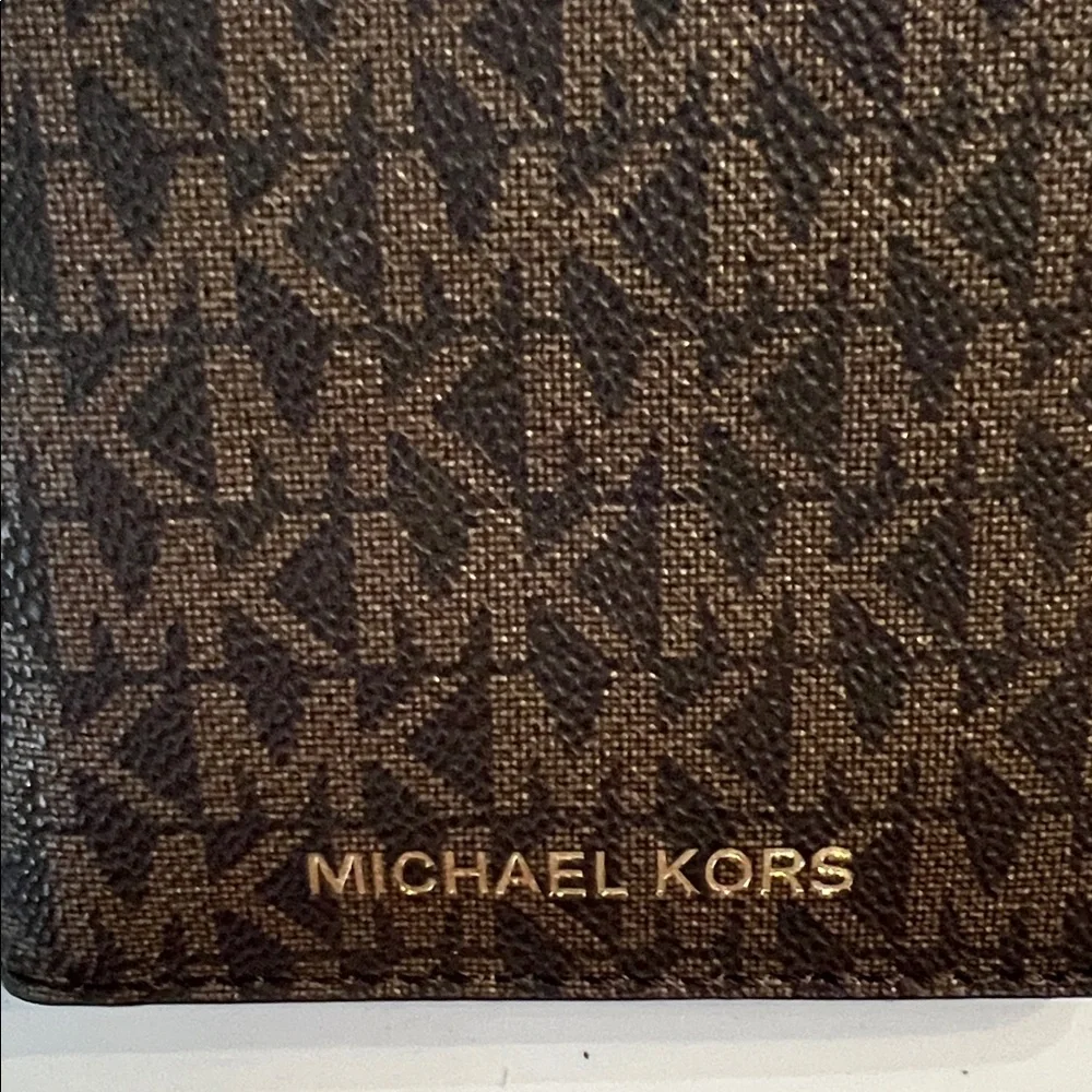 MICHAEL KORS NWOT BROWN CARD & PASSPORT CASE - Picture 2 of 9